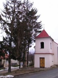 Kácení stromů u kaple