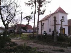 Kácení stromů u kaple